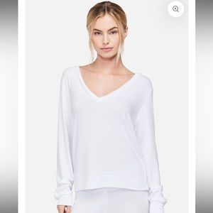 WILDFOX Baggy Beach Jumper Deep V | Clean White